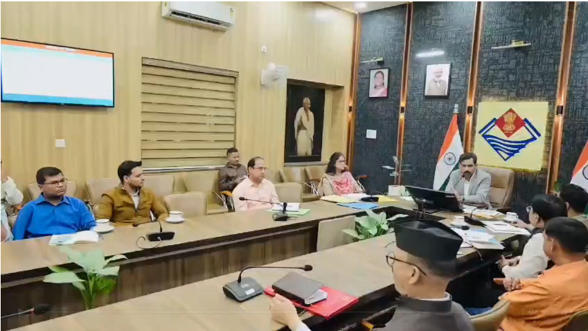 राष्ट्रपति के उत्तराखंड दौरे 2026 की तैयारियों की समीक्षा करते देहरादून के जिलाधिकारी आशीष चौहान