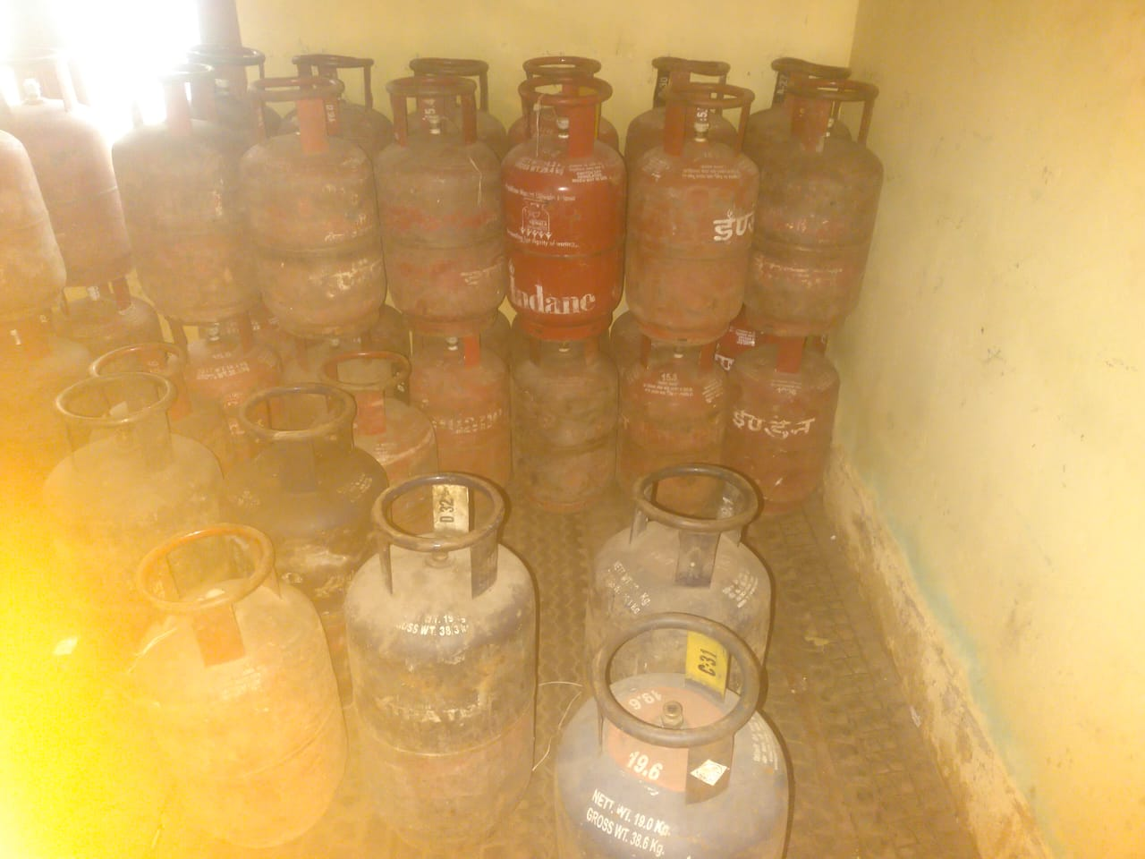 Dehradun Raid: देहरादून में LPG अवैध गैस रिफिलिंग पर छापा 104 सिलिंडर जब्त