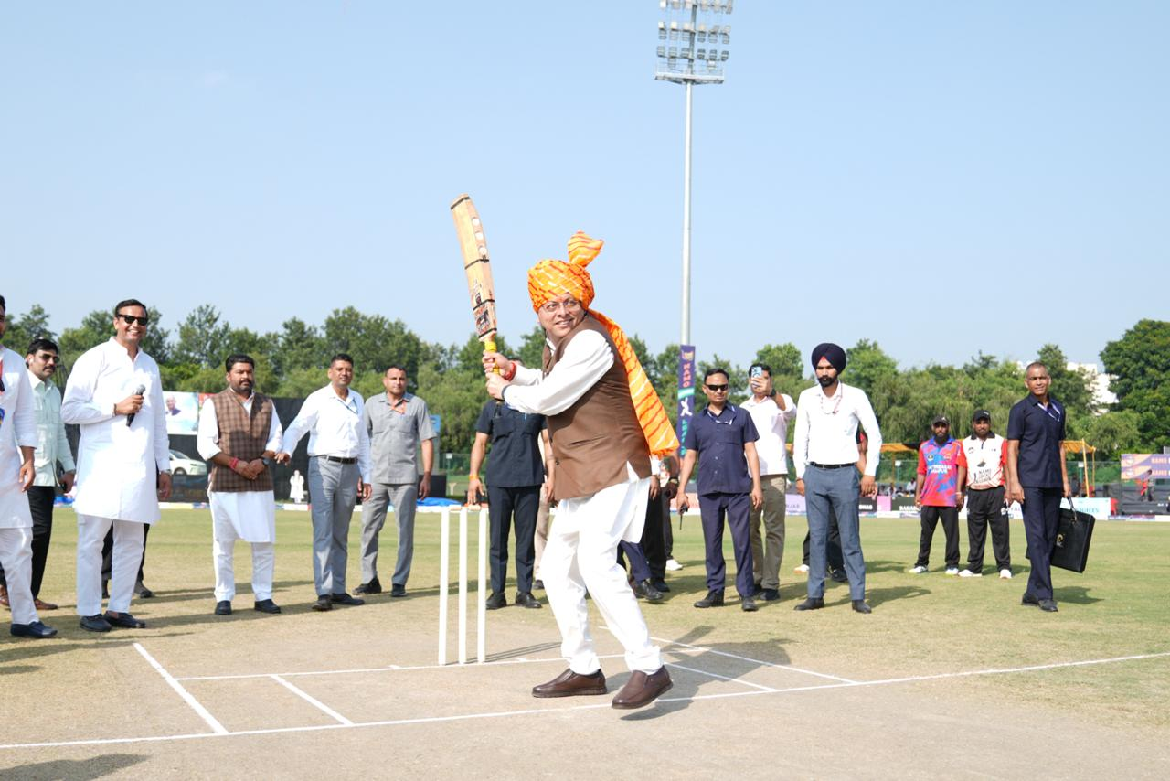 Namo Cricket League: नमो क्रिकेट लीग में मुख्यमंत्री धामी ने खिलाड़ियों के साथ खेला क्रिकेट