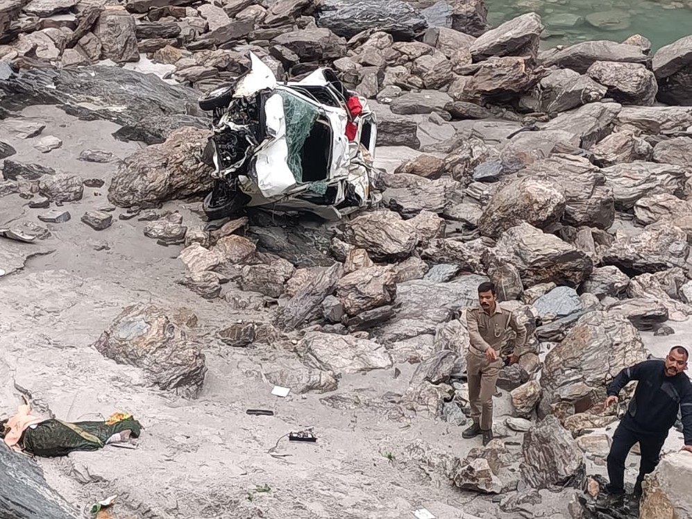 Devprayag News: देवप्रयाग में सड़क दुर्घटना, गहरी खाई में गिरी कार, दो की मौत,तीन घायल